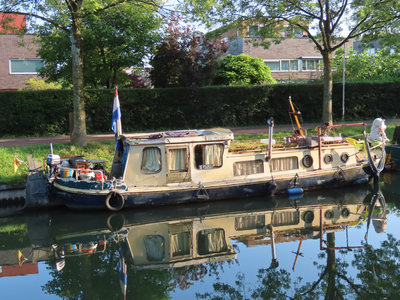 850980 Afbeelding van een verwaarloosd schip in de Leidsche Rijn, aangemeerd aan de Zandweg te De Meern (gemeente ...